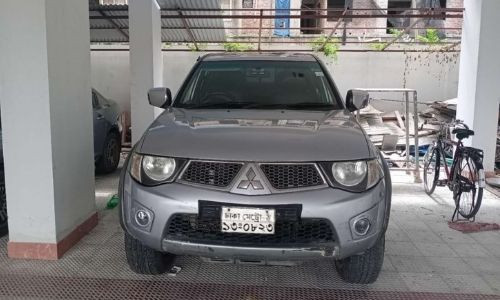 Double cabin pickup 2012